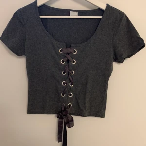 Croptop med sidenband - Säljer den här crop toppen med sidenbands-knytning från Gina Tricot i storlek Small.