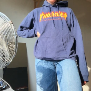 Thrasher hoodie - En skitnajs blå oversized hoodie från thrasher! Ett litet hål på armen och ett snöre som blivit lite konstigt i tvätten, men lika snygg för det 🤝 Köparen står för frakt 💚