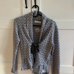 Odd molly kofta - En fin odd molly kofta i strl 0 vilket motsvar XS. Använd några gånger men i väldigt bra skick! Nypris 1795kr