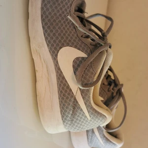 NIKE 36 - Säljer ett par Nike 36. De är användaa max 10 gånger men var för små för mig därmed har det blivit ett litet hål. Frakt går på 60 kr och betalningen sker via swish! Avhämtning sker Trollhättan/Vänersborg. Hör gärna av dig om du har andra frågor! 