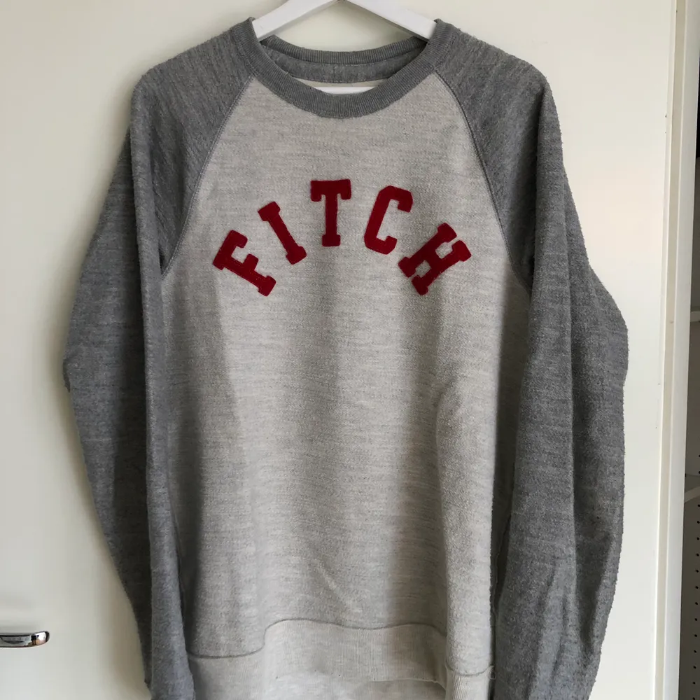Grå/Vit Sweatshirt från Abercrombie & Fitch. Storlek Medium. Knappt använd.. Tröjor & Koftor.