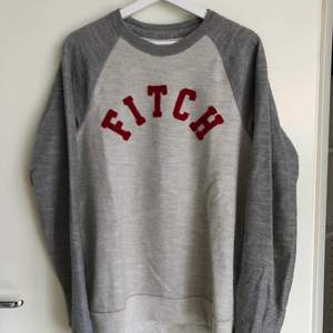 Grå/Vit Sweatshirt från Abercrombie & Fitch. Storlek Medium. Knappt använd.