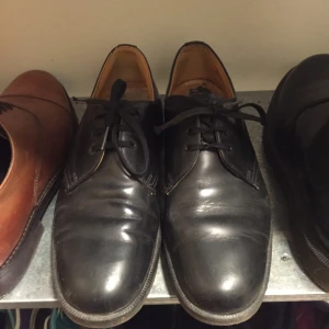  - Snygga dr martens i storlek 40. Skorna är välanvända men i väldigt gott skick. Innersulan behöver bytas ut om man vill. 
Betalning via swish eller överföring till mitt bankkontot. 

Frakt står köparen för.

Maila vid frågor :)/Josefine 
