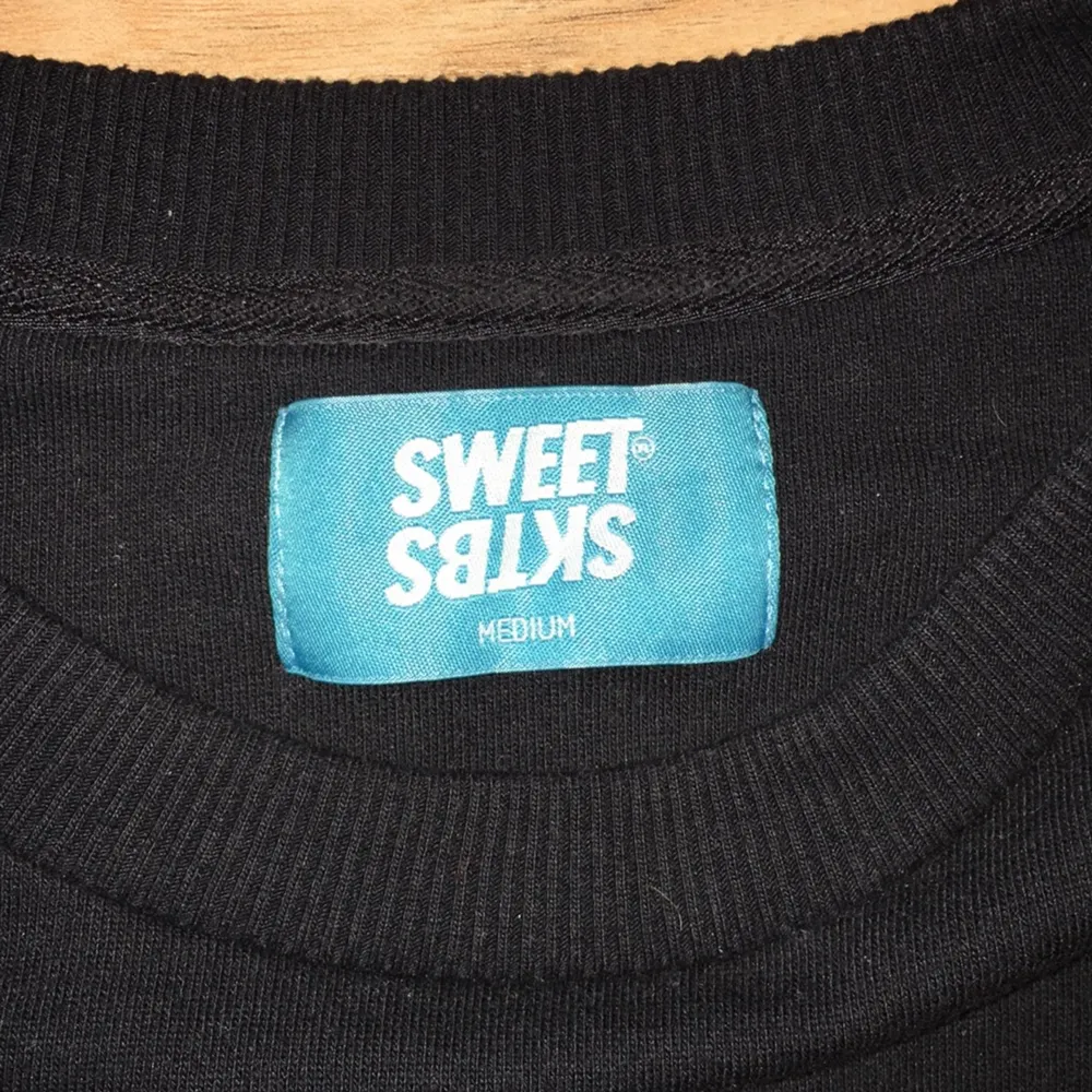 En cool & skön tröja från Sweet sktbs
Använd ett fåtal gånger
Inköpt från Junkyard. Hoodies.