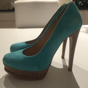  - Rizzo klackskor i färgen turkos. Jag hann använda de en gång innan graviditeten. Jag kan tyvärr inte ha de längre efter det, då mina fötter har blivit större. Köpte de för 1400kr 