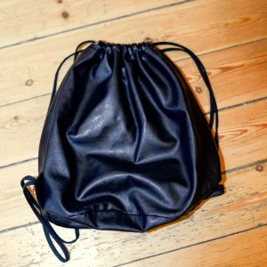  - Gympapåse i svart skinnimitation. Super bra skick och hur smidig att ha med sig över allt. Mått 35x45cm