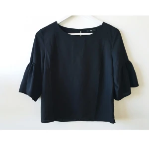  - Topp från H&M med fjärilsärmar. Aldrig använd.