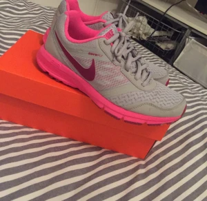  - Helt nya Nike skor, köpta för några veckor sedan.
Köpta för 799, säljes för 300
Brukar ha storlek 37 & dessa passar mig 