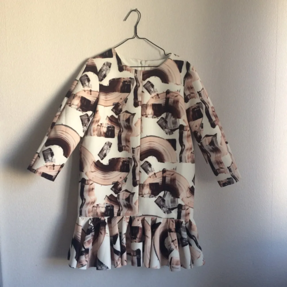 Graphic dress. True to size but probably fit better on someone under 170cm as to short for me. Worn just once so good condition. Can send it if needed. Otherwise meetup in Central Malmö. . Klänningar.