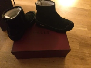  - Nya Bally skor köpta i år. Använt Max 3 gånger.
Köpta från Rizzo i Göteborg, i väldigt gott skick.
Storlek 36.