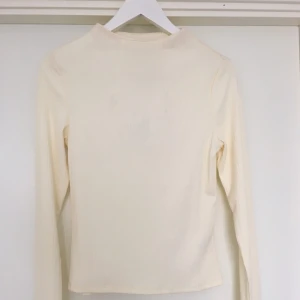  - Snygg top från Monki i cremevit! Aldrig använd med lappen kvar✌🏼️✨