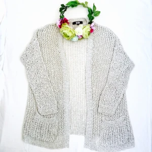  - Virkad ljusgrå tröja från Bikbok, knappt använd!