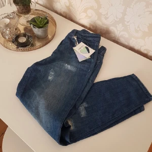  - Oanvända Mom jeans med slitna detaljer från forever 21. Jättesnygga till sommaren.