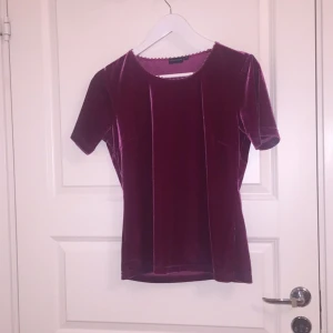  - Sammetstyg, skön att ha på sig, pärlor längst halsen och nacken. knappt använd !