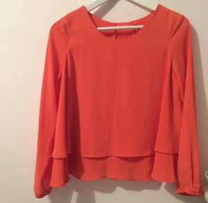  - Orange blus från Zara. Svårt att fånga färgen på bild, den är superfin varm "höst"orange! Knappt använd