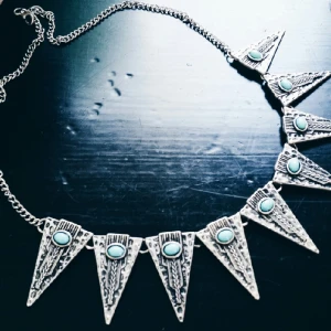  - Bohemian Halsband från Gina Tricot med blå stenar (falska). I nyskick! 