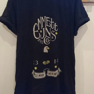  - Emmet Jeans Tshirt, Mellerad svart med färgprickar.
köpt på Carlings 