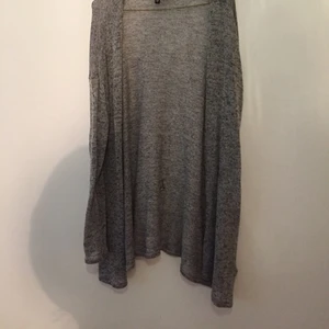  - Tunnstickad grå tröja från divided