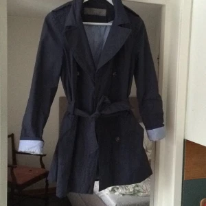  - Jättefin mörkblå kort trenchcoat från Zara. Passar även XS. Superfint skick. Tunt skönt material.