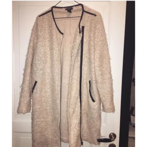  - Puderrosa/beige/vit (haha) kappa från Lindex i stl M! Snyggt om man som S vill ha lite oversize.