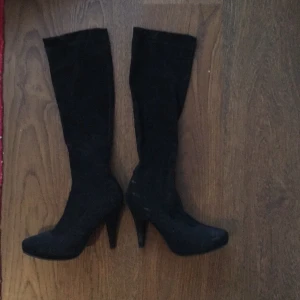  - Fina stövlar i mockaliknade material från Bianco. Superfina!   Köparen betalar eventuell frakt