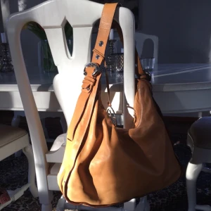  -  Francesco Biasia. kalvskinn Italiensk  Nypris 2900:-   Köparen betalar eventuell frakt