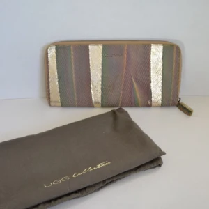  - Fantastikt fin clutch från Uggs, aldrig använd. Dustbag finns.
Nypris: 1200:-