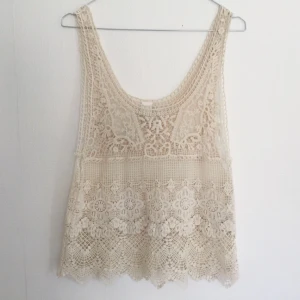  - Superfint virkat linne från VILA. Jättebra skick! Frakt 35kr. 