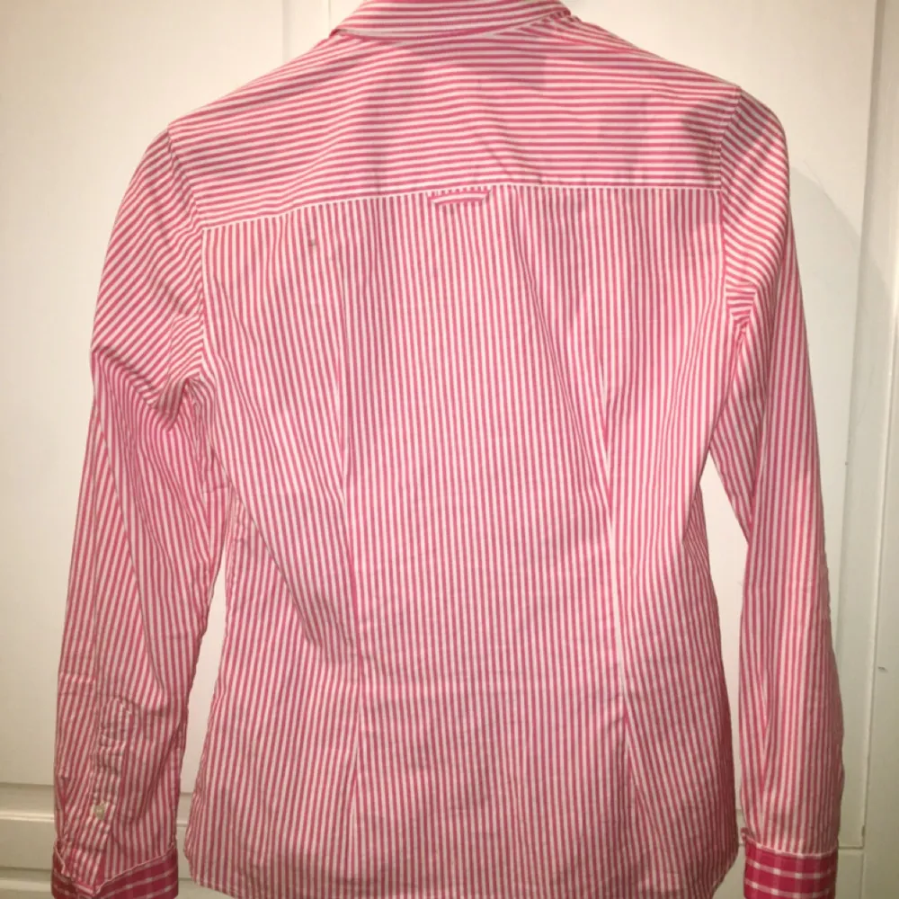Gant skjorta använd ca 2 ggr. Strl 36, vit och rosarandig.  Tar swish!. Skjortor.