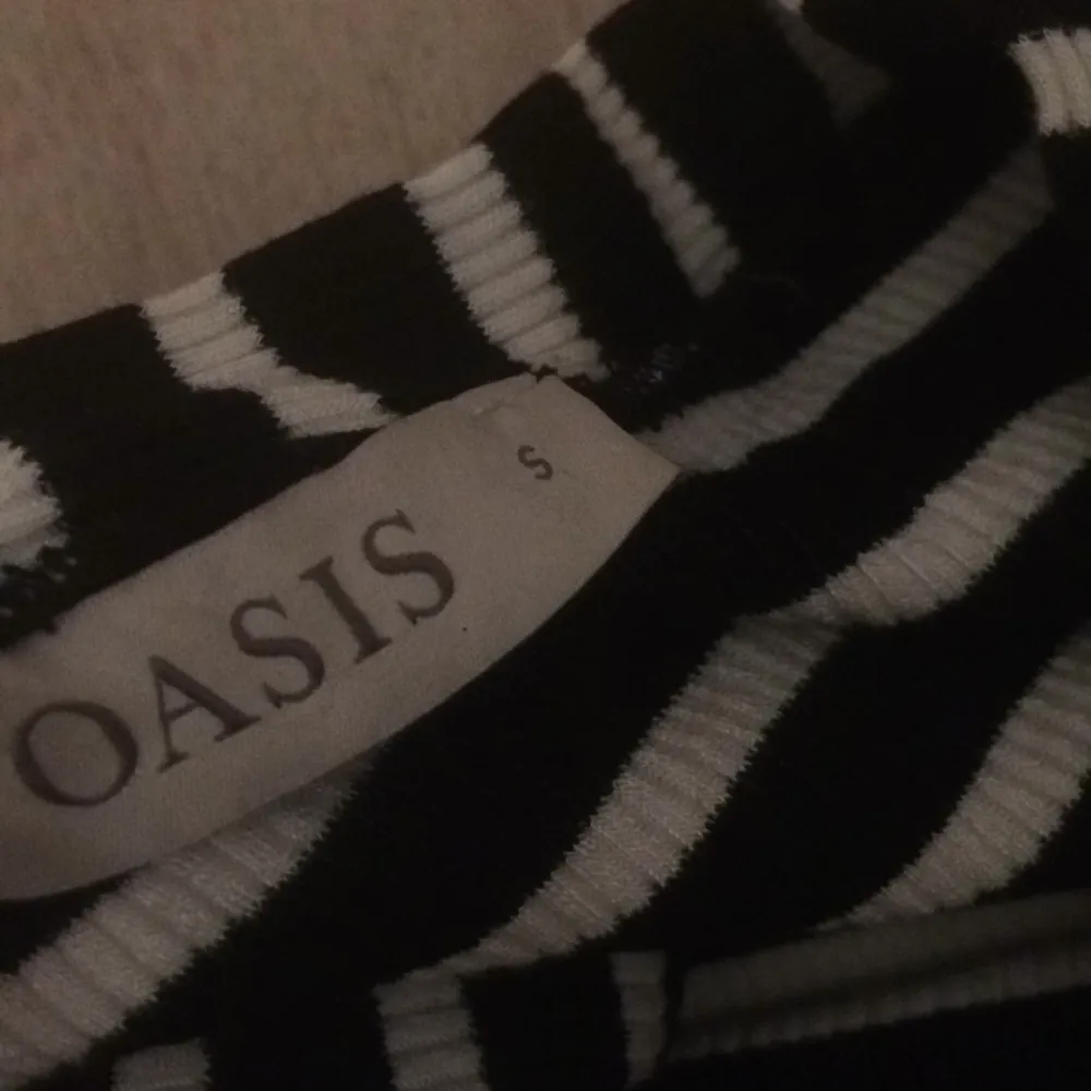 Snygg tröja från Oasis storlek S, säljs i butik just nu men kommer inte till användning i min garderob! Kan frakta eller mötas upp i Stockholm 💕. Tröjor & Koftor.