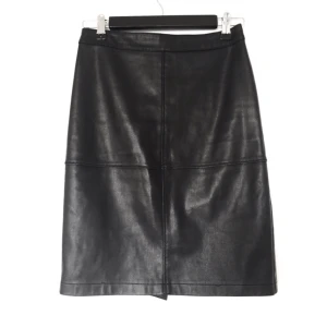  - Mjuk kjol i faux skinn. Knälång (på mig som är 164) och hög midja. Använd en gång.