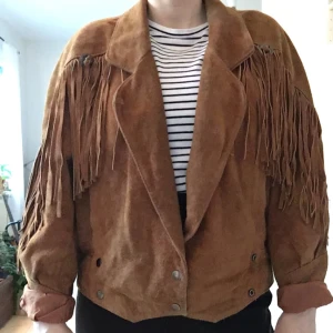  - Fast pris inkl frakt

Riktigt sjysst mocka fransjacka med conchos 🌵