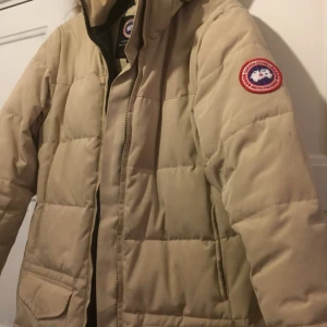 - Canagoose jacka storlek 36/38 bege

