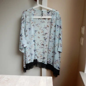  - Tunn och turkosblå/ljusblå kimono med fransar nedtill. Jag har klippt av fransarna lite, de var längre från början. Använd 2-3 gånger och i mycket fint skick! 