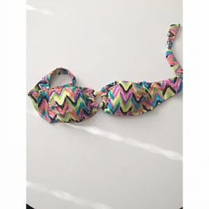  - Snygg mönstrad bandeau bikini. Använd 1 gång, såklart tvättad! (Går att köpa separat) frakt 28kr✨