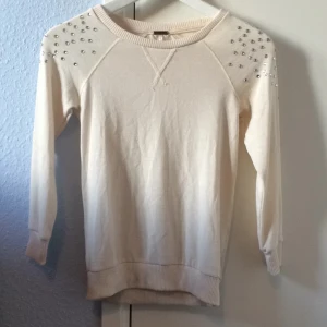  - Krämvit tröja som är köpt i USA. Aldrig använd.