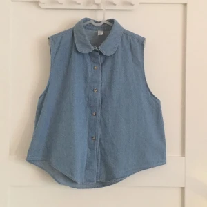  - Söt och mjuk denimskjorta från American Apparel, aningen cropped. Använd typ 2ggr, i nyskick