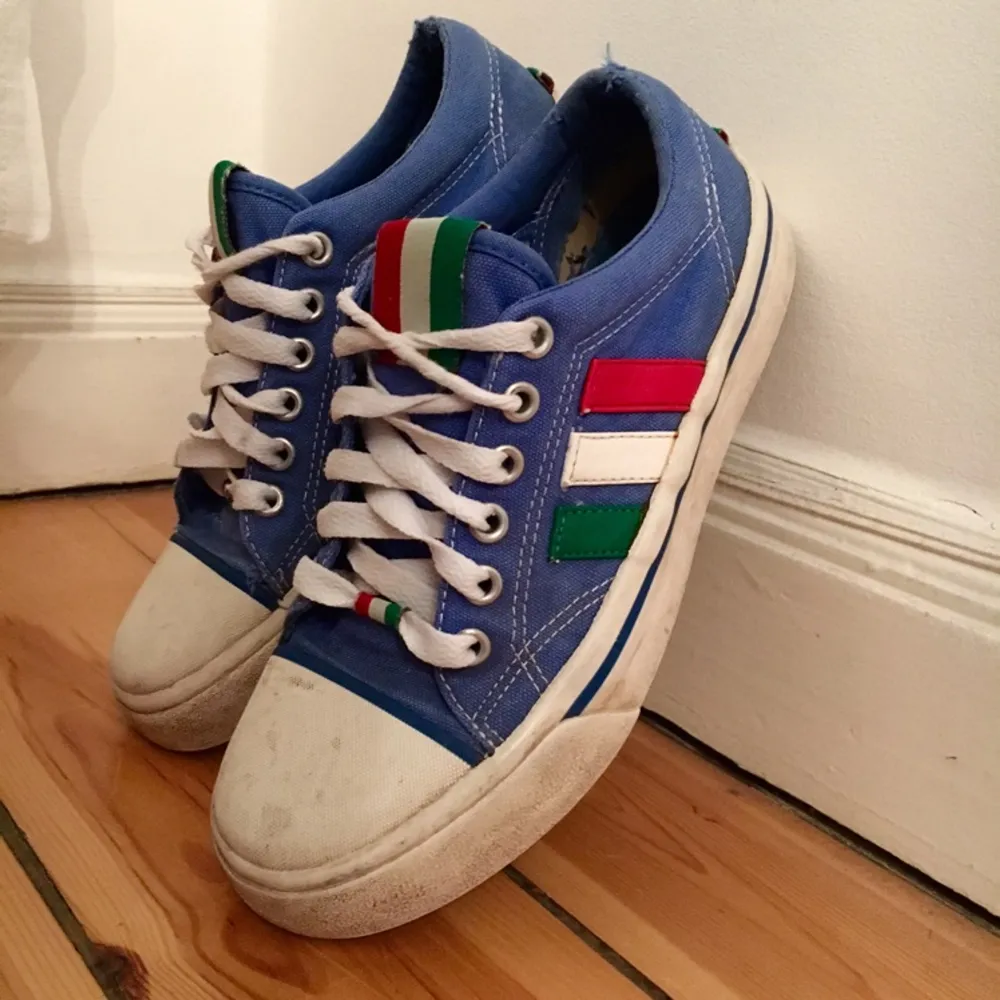 Vintage Adidas Adria sneakers från 80-talet. Något ljusare blå färg än vad bilderna visar. OBS! Slitna. Storlek 36,5/UK 4. Skor.