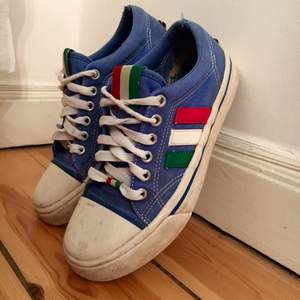 Vintage Adidas Adria sneakers från 80-talet. Något ljusare blå färg än vad bilderna visar. OBS! Slitna. Storlek 36,5/UK 4
