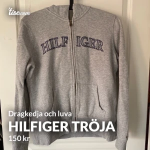 Tommy hilfiger - Tommy Hilfiger luvtröja med dragkedja. Jätte fin tröja med snyggt Hilfiger insytt. Bra kvalité på materialet.   📍Kunden betalar frakten! Frakten ligger runt 22-110kr, beroende på vikten. Vill du däremot ha paketet spårbart ligger priset runt 103-191kr, beroende på vikten.  Jag skickar endast!  💵Betalningarna sker via Swish.  Ni skickar namn, adress, postnummer och ort. Jag skickar numret, och jag skickar inte iväg paketet INNAN jag fått en Swish med den giltiga summan. Jag tar en bild när paketet är redo att posta. 