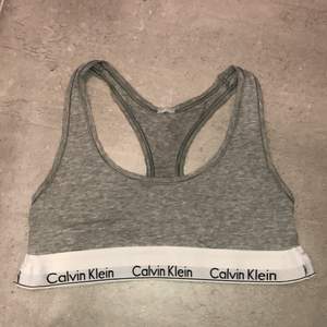 Mycket använd sport-bh från calvin Klein. Tagit bort lappen pga den vek sig upp i nacken vilket var fult men det är en storlek s och den kan tvättas i både 40 och 30 grader. 150 inkl. Frakt