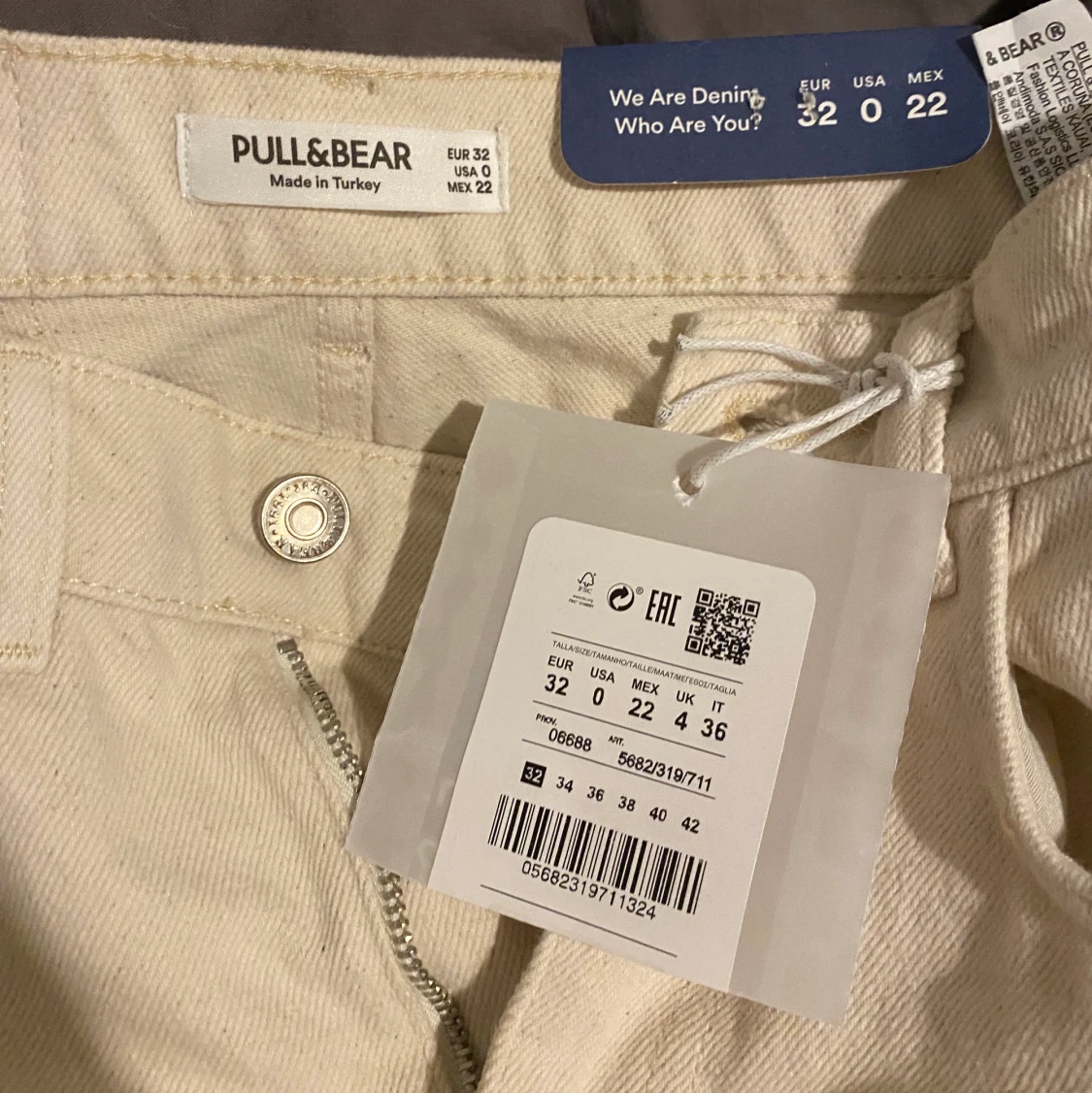 Sandfärgade jeans med slit - 91