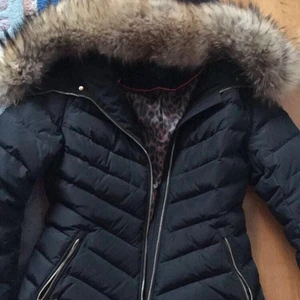 Hollies Vinterjacka  - Ny skick har inte alls använts då den är för stor. Kort modell, sitter fint. Lite lös vid slutet av pälsen bara vid en sida då jag har använt pälsen på en annan jacka. Köpt för 4000 säljer 1000 , köparen står för frakten. Kom priv för mer bilder❤️