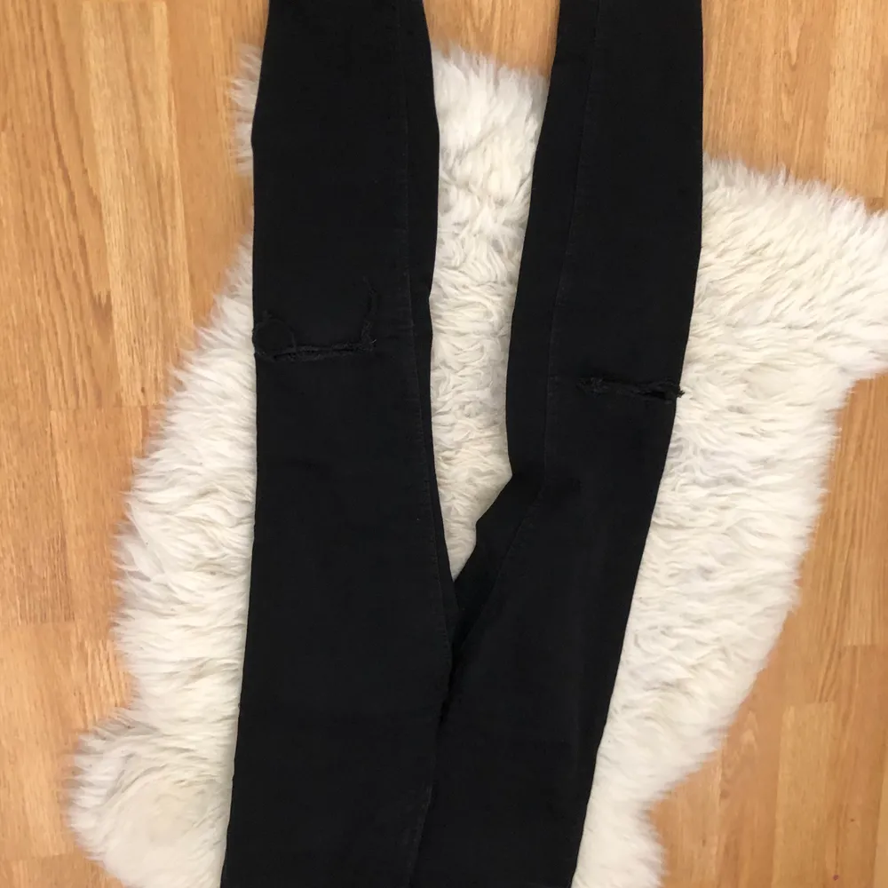Svarta jeans med hål från zara i storlek 38. Passar 36 och kanske 34 eftersom dom är väldigt stretchiga. Köparen står för frakten.. Jeans & Byxor.