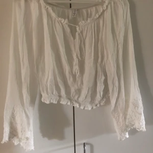 Söt blus - En söt blus aktig tröja med fina broderier på ärmarna. Perfekt till sommaren. Använd en gång. I storlek M men extremt stretchig så passar vem som helst. Köparen står för frakten.