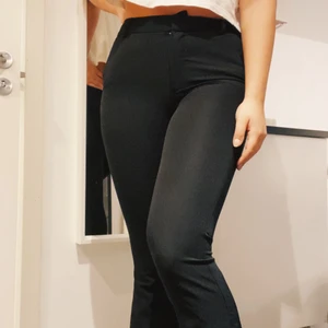 Kostymbyxor  - Säljer dessa bekväma kostymbyxor från Bikbok. Passar inte mig längre, så knappt använda. Bootcut-liknande. Djur- och rökfritt hem 