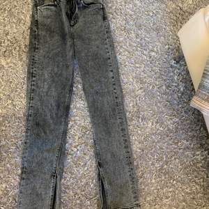 Ett par as snygga gråa jeans med slits!!🤗 vet inte nypris men säljer iaf för 100✨