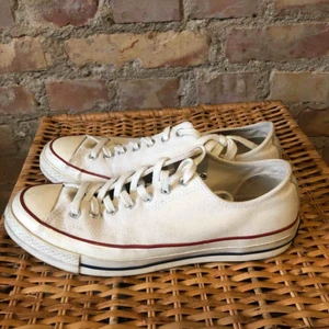  - Vita låga converse! Använda ett par gånger! 200 + frakt!!!