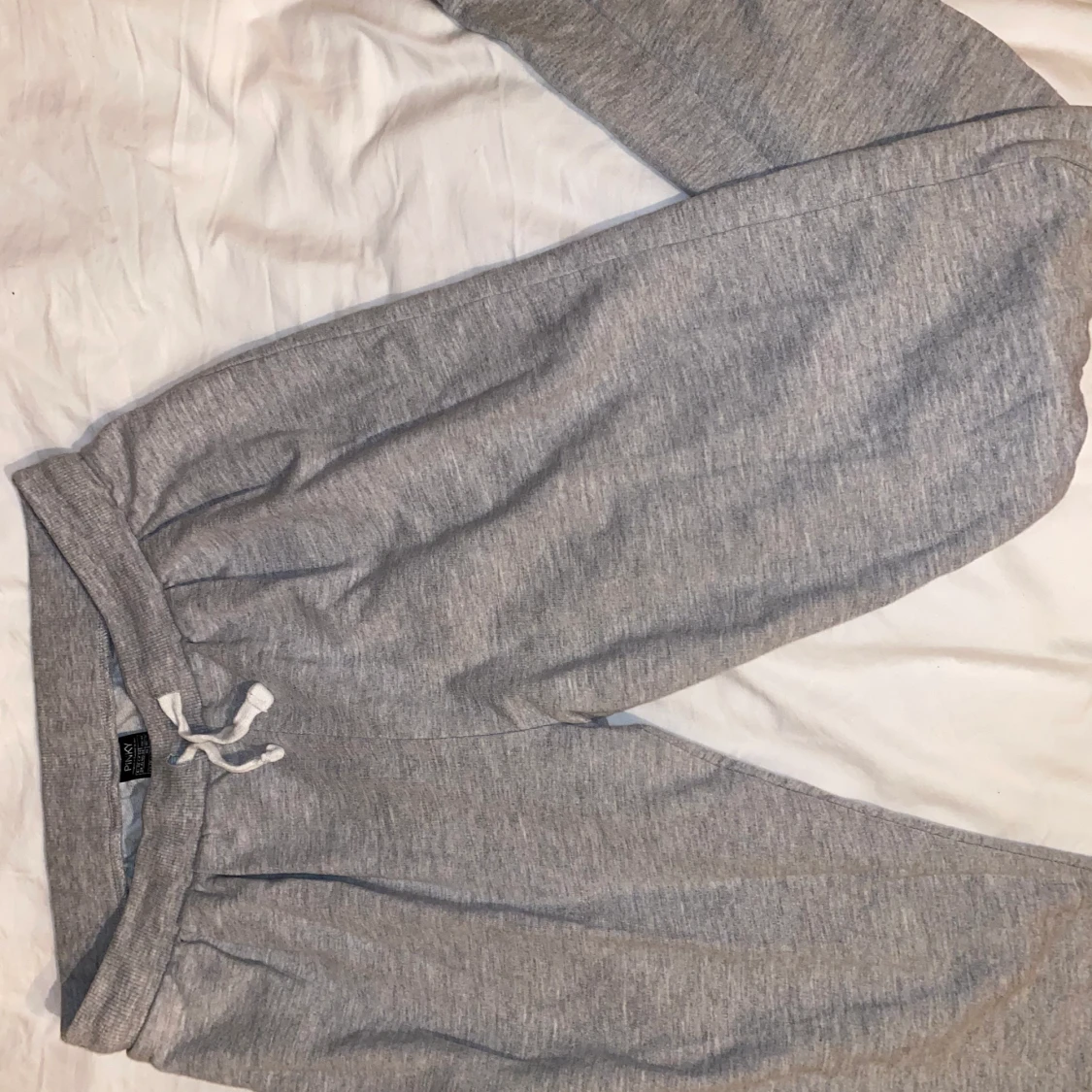 Gråa mjukisbyxor