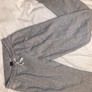 Gråa mjukisbyxor - Sköna, snygga, gråa mjukisbyxor med mudd nedtill (se bild.1) säljer då de är för långa för mig. Eur 158/164. Finns samma i svarta. (+66 för frakt)